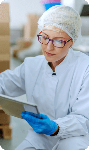 Persona con tablet en droguería