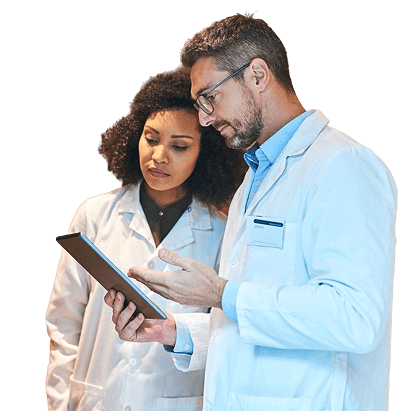 Dos farmacéuticos revisando una tablet